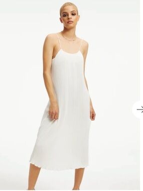 Good American Always Fits
Plessé Slip Dress in Ivory S